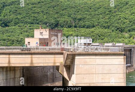 Der Kinzua Staudamm, der das Allegheny Reservoir zurückhält und von dem der Allegheny Fluss an einem sonnigen Sommertag fließt, Warren County, PA, USA Stockfoto