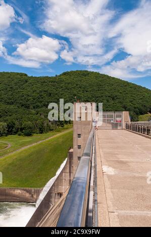 Der Kinzua Staudamm, der das Allegheny Reservoir zurückhält und von dem der Allegheny Fluss an einem sonnigen Sommertag fließt, Warren County, PA, USA Stockfoto