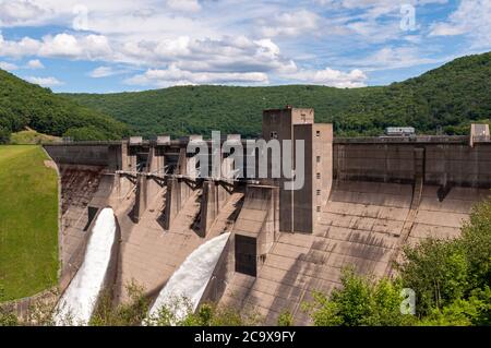 Der Kinzua Staudamm, der das Allegheny Reservoir zurückhält und von dem der Allegheny Fluss an einem sonnigen Sommertag fließt, Warren County, PA, USA Stockfoto