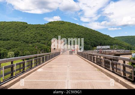 Der Kinzua Staudamm, der das Allegheny Reservoir zurückhält und von dem der Allegheny Fluss an einem sonnigen Sommertag fließt, Warren County, PA, USA Stockfoto