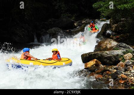 Guilin, Chinas Autonome Region Guangxi Zhuang. August 2020. Touristen treiben im Bezirk Longsheng, südchinesische Guangxi Zhuang Autonome Region, 2. August 2020. Quelle: Wu Shengbin/Xinhua/Alamy Live News Stockfoto