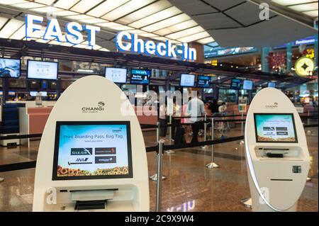 31.01.2020, Singapur, Republik Singapur, Asien - schneller Check-in-Bereich mit elektronischen Check-in-Automaten am Changi Airport Terminal 2. Stockfoto