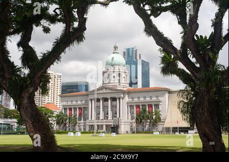 25.07.2020, Singapur, Republik Singapur, Asien - Blick über das Padang-Spielfeld in Richtung National Gallery Singapur. Stockfoto