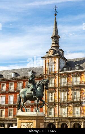 Statue von Philip III auf der Plaza Mayor in Madrid an einem schönen Sommertag, Spanien Stockfoto