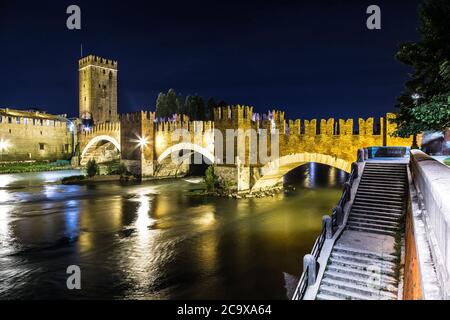 Schloss Vecchio in der Sommernacht in Verona, Italien Stockfoto