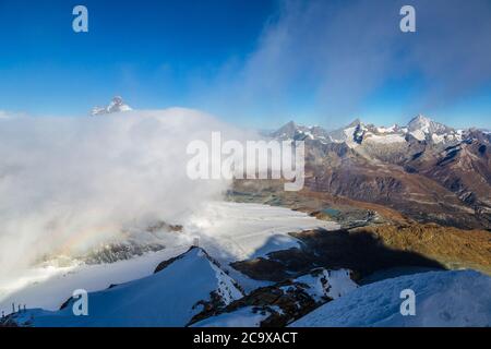 Matterhorn Gipfel über Wolken in der Schweiz, an einem Sommertag Stockfoto