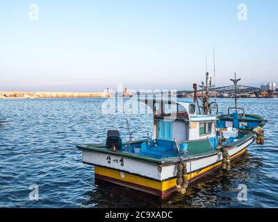 Gangneung, Provinz Gangwon, Südkorea - EIN Fischerboot auf dem Sacheon Hafen in der Ostküste. Friedliche Landschaft des blauen Ozeans und Sonnenuntergangshimmel. Stockfoto