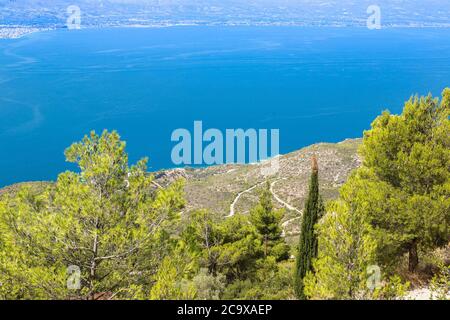 Panoramablick auf Loutraki und Ägäis, Griechenland an einem Sommertag Stockfoto