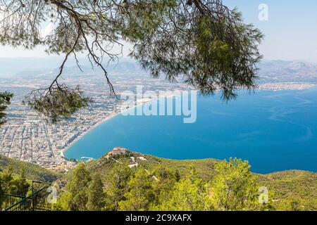 Panoramablick auf Loutraki und Ägäis, Griechenland an einem Sommertag Stockfoto