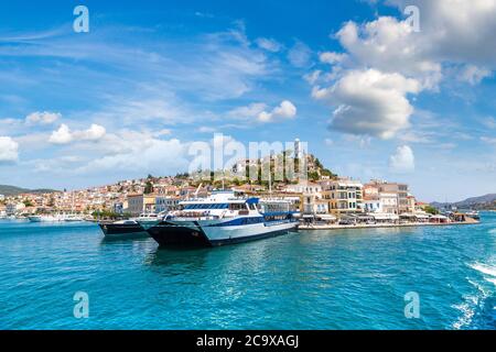 Fähre auf Poros Island in einem Sommertag in Griechenland Stockfoto