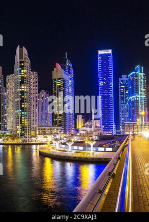 Panorama von Dubai Marina in einer Sommernacht, Dubai, VAE. Stockfoto