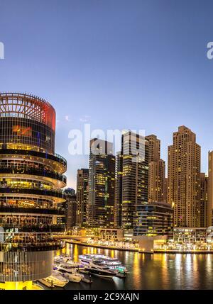 Panorama von Dubai Marina in einer Sommernacht, Dubai, VAE. Stockfoto