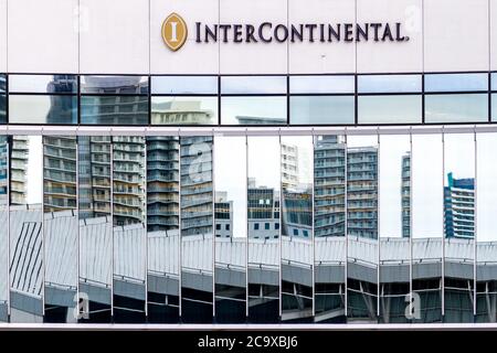 Reflexionen an den Fenstern des Grand Intercontinental Hotels in Minato Mirai, Yokohama, Kanagawa, Japan Stockfoto