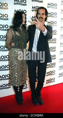 Susie Bick und Nick Cave stecken die Finger hoch bei den Mojo Honors Awards, London am Montag, 16. Juni 2008. Stockfoto