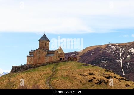 Gergeti Trinity Church (Tsminda Sameba), Holy Trinity Church in der Nähe des Dorfes Gergeti in kaukasischen Bergen, Georgien Stockfoto