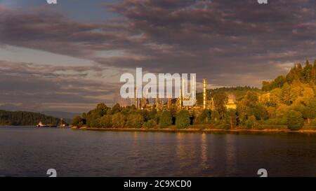 Sonnenuntergang über der Raffinerie Burnaby, eingebettet in eine unberührte Landschaft am Ufer des Burrard Inlet und des Hafens von Vancouver Stockfoto