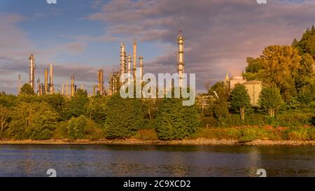 Sonnenuntergang über der Raffinerie Burnaby, eingebettet in eine unberührte Landschaft am Ufer des Burrard Inlet und des Hafens von Vancouver Stockfoto