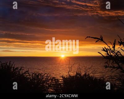 Ein einfallsiger Sonnenuntergang über der Port Phillip Bay, vom Mount Eliza auf der Mornington Peninsula, Australien aus gesehen. Stockfoto