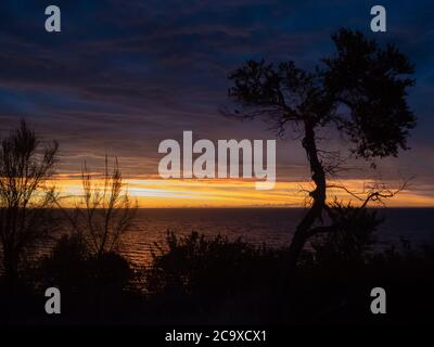 Ein einfallsiger Sonnenuntergang über der Port Phillip Bay, vom Mount Eliza auf der Mornington Peninsula, Australien aus gesehen. Stockfoto