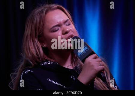 BALA CYNWYD, PA, USA - 19. MÄRZ 2019: Die amerikanische Singer-Songwriterin Rachel Crow besucht das Performance Theatre von Q102. Stockfoto