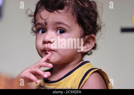 Nahaufnahme EINES schönen indischen Kind isst Semia, Kinderportrait, Indoors Kind , Kind essen gesunde Ernährung Stockfoto