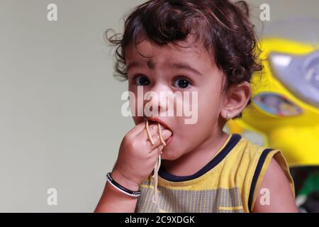 Nahaufnahme des Kindes essen gesunde Semia, Kinderportrait Stockfoto