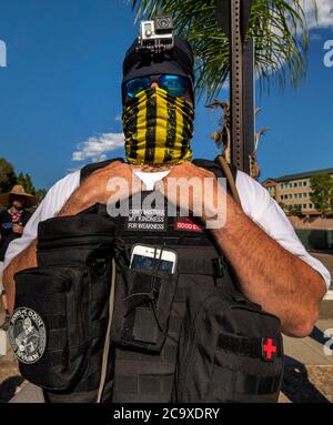 La Mesa, Kalifornien, USA. August 2020. Am 1. August 2020 steht ein gegen die Proteste protestierender Vertreter der locker organisierten Ã¢â‚¬Å“Defend East CountyÃ¢â‚¬Â-Gruppe in La Mesa, Kalifornien, zu einem Protest gegen Black Lives Matter vor. Das graue Fleck heÃ¢â‚¬â„¢trägt die Söhne von Odin, einer immigrantenfeindlichen und weißen Vormachthabergruppe, die im Oktober 2015 in Kemi, Finnland, gegründet wurde. Quelle: David Barak/ZUMA Wire/Alamy Live News Stockfoto