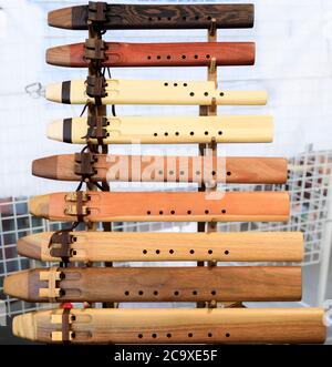 Traditionelle Indianer handgemachte Holzflöten in verschiedenen Größen auf dem Display zum Verkauf in einem powwow, San Francisco Stockfoto