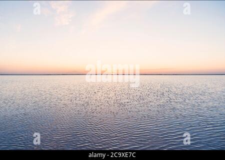 Sonne untergeht ha Horizont auf rosa und violett den Himmel. Pink Lake. Auffallend roter Pool in der Salzproduktion in der Nähe von Rio Lagartos, Mexiko, Yucatan verwendet Stockfoto