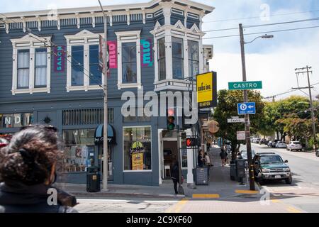 Frauen warten darauf, an einer Kreuzung im Noe Valley Viertel von San Francisco, CA, USA, die Straße zu überqueren. Stockfoto