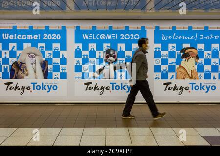 Tokio, Japan. Februar 2020. Ein Mann, der eine Gesichtsmaske als vorbeugende Maßnahme trägt, geht inmitten der Coronavirus-Krise auf der Straße.der zweimonatige Ausnahmezustand, der von der japanischen Regierung als Reaktion auf die COVID-19-Pandemie ausgerufen wurde, endete am 1. Juni. Obwohl Japan die hohen Infektionen und Sterblichkeitsraten einiger Länder während der ersten Krisenwelle vermieden zu haben scheint, wurden in vielen Gebieten in Tokio und im ganzen Land Geschäfte geschlossen und geschlossen. Die Absage der Olympischen Spiele 2020 in Tokio und die zunehmende Zahl von Infektionen, da die Menschen wieder zu einem normaleren Leben zurückgingen Stockfoto