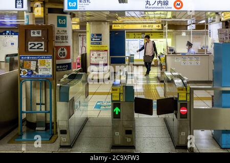 22. Mai 2020, Tokio, Japan: Ein Stationsangestellter mit Gesichtsmaske sitzt hinter einem behelfsmäßigen Plastikschirm inmitten der Coronavirus-Krise.der zweimonatige Ausnahmezustand, der von der japanischen Regierung als Reaktion auf die COVID-19-Pandemie ausgerufen wurde, endete am 1. Juni. Obwohl Japan die hohen Infektionen und Sterblichkeitsraten einiger Länder während der ersten Krisenwelle vermieden zu haben scheint, wurden in vielen Gebieten in Tokio und im ganzen Land Geschäfte geschlossen und geschlossen. Die Absage der Olympischen Spiele 2020 in Tokio und die zunehmende Zahl von Infektionen, da die Menschen wieder zu einem normaleren Leben af Stockfoto