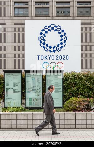 22. Mai 2020, Tokio, Japan: Ein Mann mit Gesichtsmaske als vorbeugende Maßnahme geht inmitten der Coronavirus-Krise auf die Straße der zweimonatige Ausnahmezustand, der von der japanischen Regierung als Reaktion auf die COVID-19-Pandemie ausgerufen wurde, endete am 1. Juni. Obwohl Japan die hohen Infektionen und Sterblichkeitsraten einiger Länder während der ersten Krisenwelle vermieden zu haben scheint, wurden in vielen Gebieten in Tokio und im ganzen Land Geschäfte geschlossen und geschlossen. Die Absage der Olympischen Spiele 2020 in Tokio und die zunehmende Zahl von Infektionen, da die Menschen nach dem Th wieder zu einem normaleren Leben zurückgingen Stockfoto