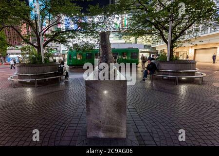 7. Mai 2020, Tokio, Japan: Blick auf den halb verlassenen Hachiko-Platz aufgrund des Coronavirus-Ausbruchs der zweimonatige Ausnahmezustand, der von der japanischen Regierung als Reaktion auf die COVID-19-Pandemie ausgerufen wurde, endete am 1. Juni. Obwohl Japan die hohen Infektionen und Sterblichkeitsraten einiger Länder während der ersten Krisenwelle vermieden zu haben scheint, wurden in vielen Gebieten in Tokio und im ganzen Land Geschäfte geschlossen und geschlossen. Die Absage der Olympischen Spiele 2020 in Tokio und die zunehmende Zahl von Infektionen, da die Menschen nach der Schließung wieder zu einem normaleren Leben zurückgingen. Eine zweite Welle Stockfoto