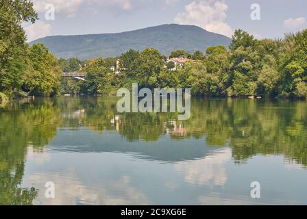 Die Reflexionen des Lebens im Fluss Soča waren vom Tod während des ersten Weltkrieges, als es der Schauplatz heftiger Kämpfe mit Hunderttausenden war Stockfoto