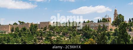 Panorama der alten Stadtmauer von jerusalem auf der linken Seite des griechisch-orthodoxen Seminars und der Abtei der dormition auf dem Berg zion mit geschwollenen Wolken in t Stockfoto