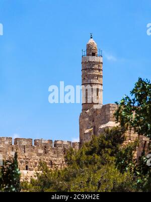 Vertikale Ansicht des Turms von david migdal david Moschee und Museum in der Altstadt von jerusalem israel mit einem leeren blauen Himmel im Hintergrund und BL Stockfoto
