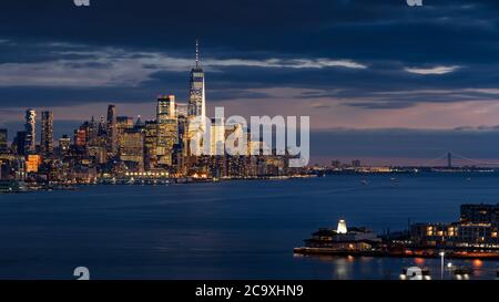 Erhöhter Blick auf die Wolkenkratzer des New York City Financial District in der Dämmerung mit dem Hudson River. Lower Manhattan mit World Trade Center. Manhattan, NY, USA Stockfoto