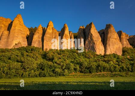 Sonnenuntergang auf monolithischen Felsformationen namens 'Les Pénitents' in der Nähe des Dorfes Les Mées. Provence-Alpes-Cote d'Azur (Region PACA), Frankreich Stockfoto