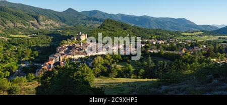 Das Dorf Tallard und seine mittelalterliche Burg bei Sonnenuntergang im Durance Tal (Panorama). Hautes-Alpes (05), Alpen, Frankreich Stockfoto