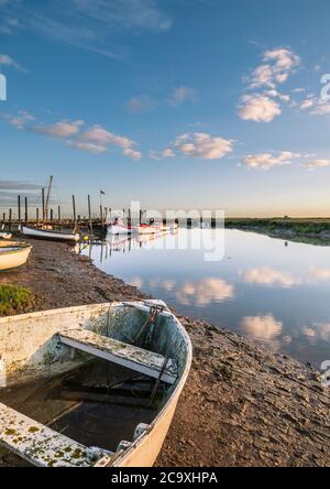 Die Flut überflutet den Bach bei Morston. Stockfoto