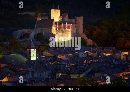 Tallard Castle Ruins (Medieval Historic Monument) beleuchtet in der Nacht. Tallard, Durance Valley, Hautes-Alpes, Provence-Alpes-Cote d'Azur Stockfoto