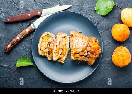 Fleisch in Aprikosensauce gebacken, sommerliche Fleischgerichte.Fleischroulade Stockfoto