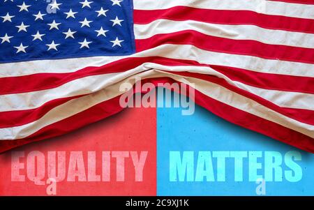 Gleichheit in den USA. Amerikanische Flagge und GLEICHSTELLUNGSFRAGEN Text auf rotem und blauem Hintergrund, Geschlechtergleichstellung, Diskriminierung, Menschenrechte in den USA von Amer Stockfoto