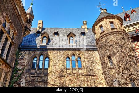 Kletterpflanzen an der Innenhoffassade des Schlosses Wernigerode. Deutschland Stockfoto