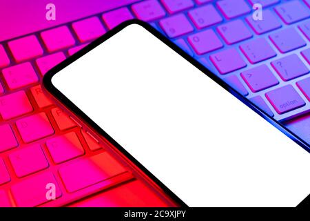 Smartphone in blauen und pinken Lichtern mit leerem Bildschirm-Modell. Telefon isolierter Bildschirm. Weißer Bildschirm für Mobiltelefone mit Kopierplatz und Beschneidungspfad. Empt Stockfoto