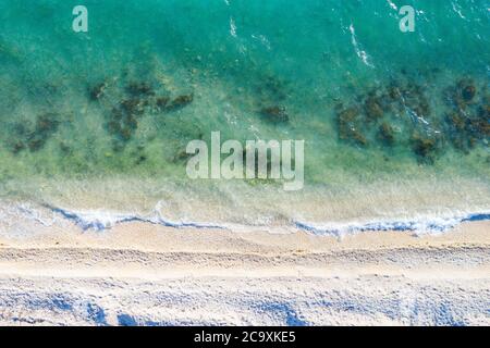 Lange Sandstrände auf der Insel Pag an der Adria in Kroatien brechen Wellen an einem wunderschönen Ufer. Vogelperspektive, Ansicht von oben. Stockfoto