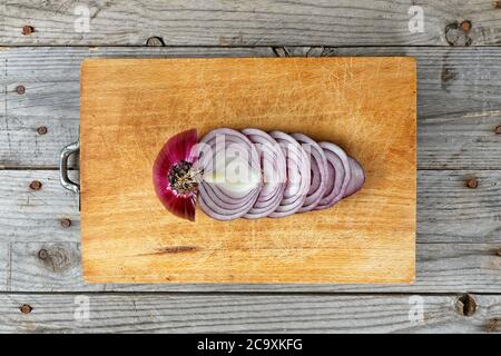 Nahaufnahme der Zwiebel auf Holz Schneidebrett geschnitten Stockfoto