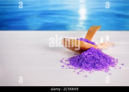 Salzviolett Bad in Holzlöffel auf Tisch weiß Stockfoto