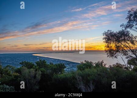 Sonnenuntergang über der Mornington Peninsula vom Arthurs Seat aus in Melbourne, Australien Stockfoto